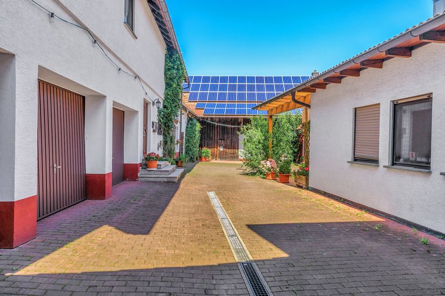 Innenhof mit Photovoltaik